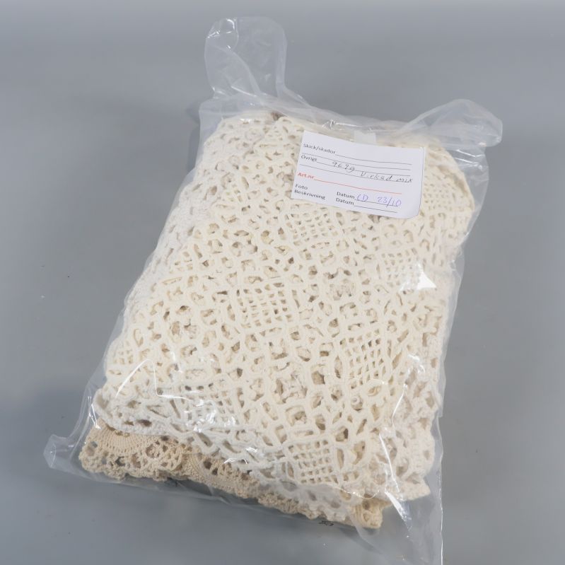 Virkade dukar i genomskinlig plastpåse med etikett