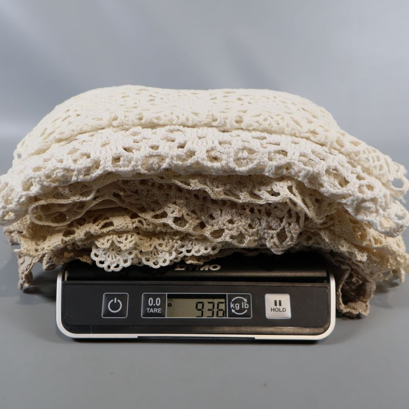 Virkade dukar på våg som visar vikt 936 gram