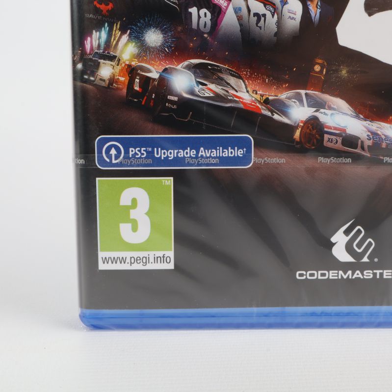 Närbild på PEGI 3-ikonen och PS5 uppgradering på Grid Legends