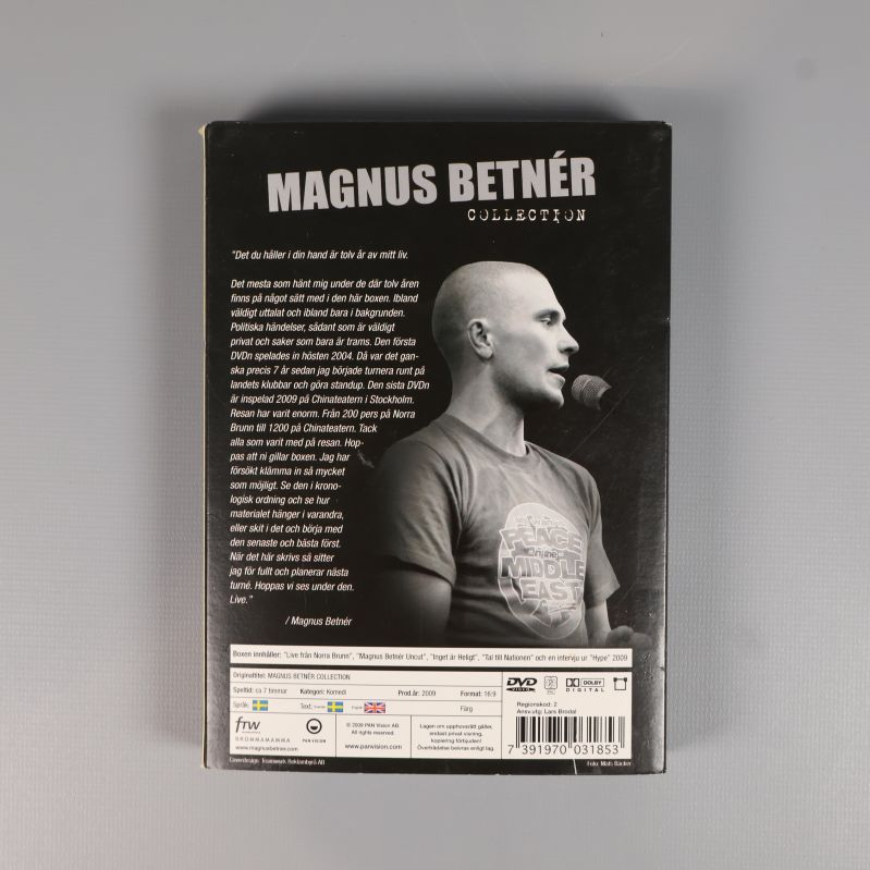 Baksidan av DVD-boxen med bild och text