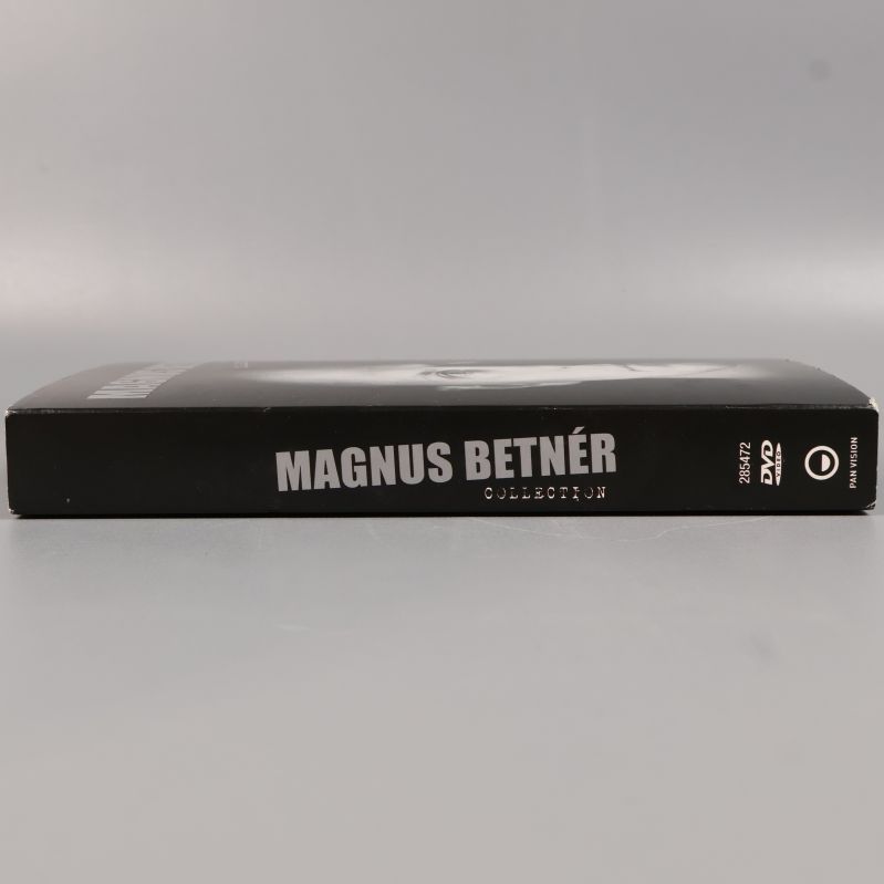 Rygg på DVD-boxen med titel och format