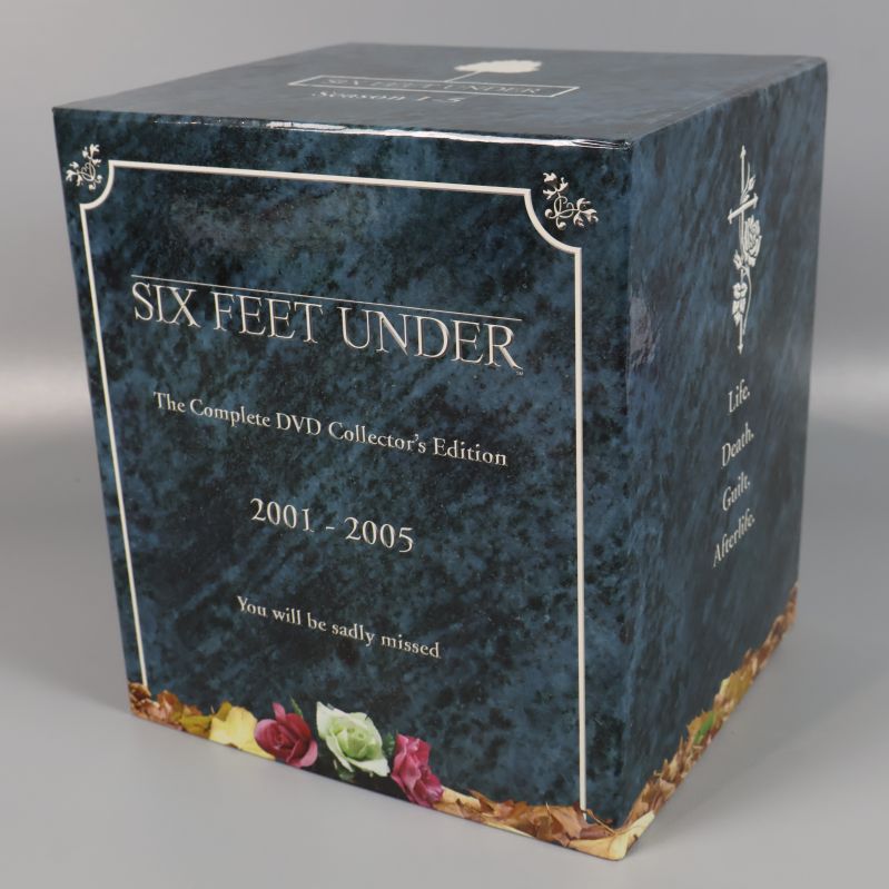 Stängd blue marble DVD-box med Six Feet Under logotyp och text 2001-2005