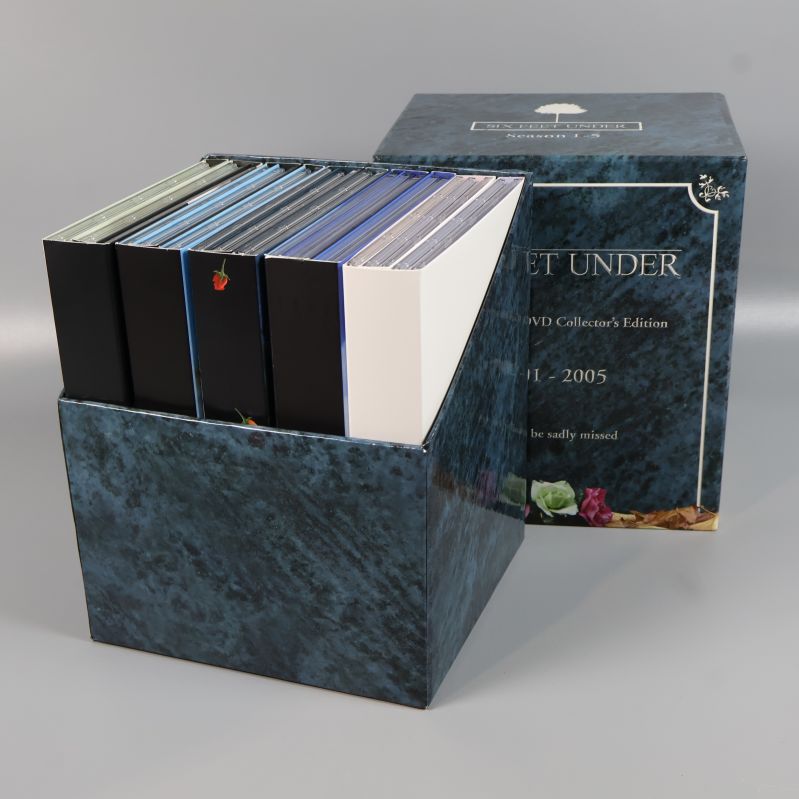 Six Feet Under samlingsbox öppnad med fem säsongsboxar synliga