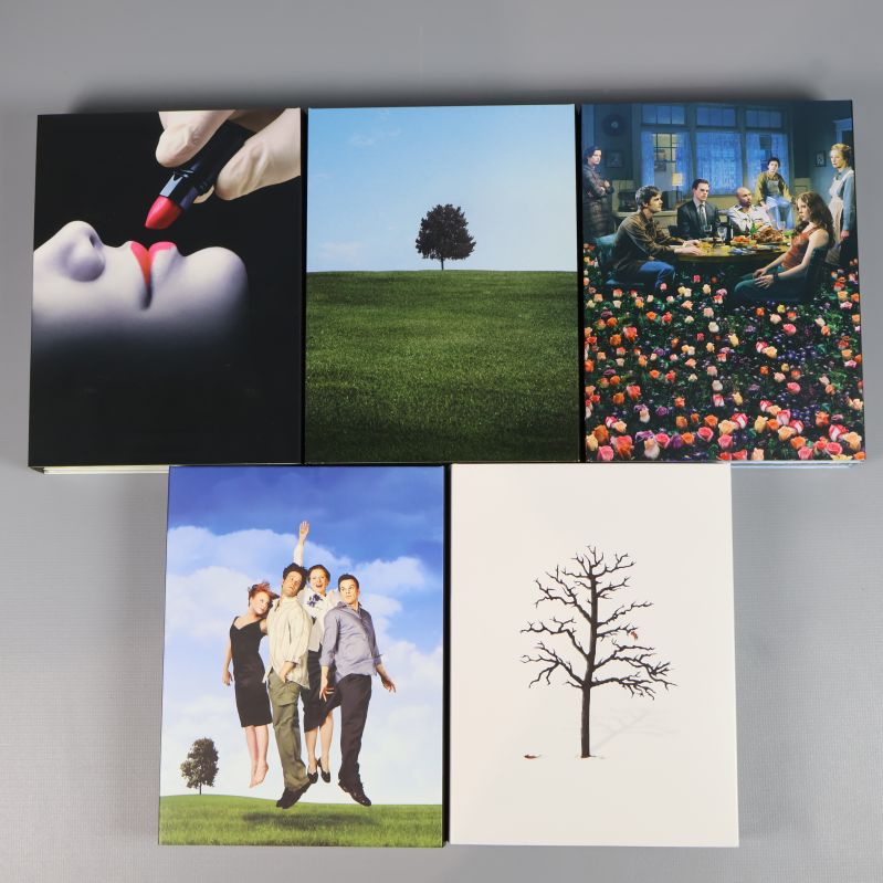 Fem säsongsboxar till Six Feet Under med olika motiv och färger