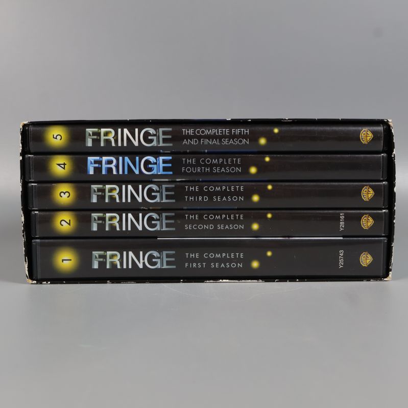 Sidor av Fringe DVD-fodral visande säsongsnamn och nummer