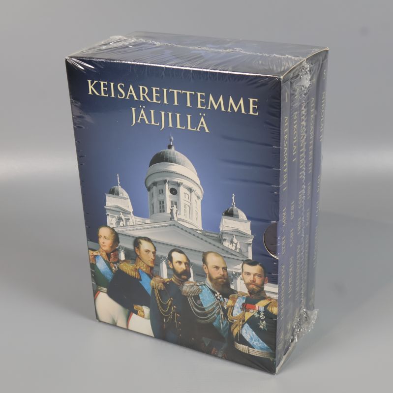 Inplastad box av Keisareittemme jäljillä med illustration av kejsare och katedral