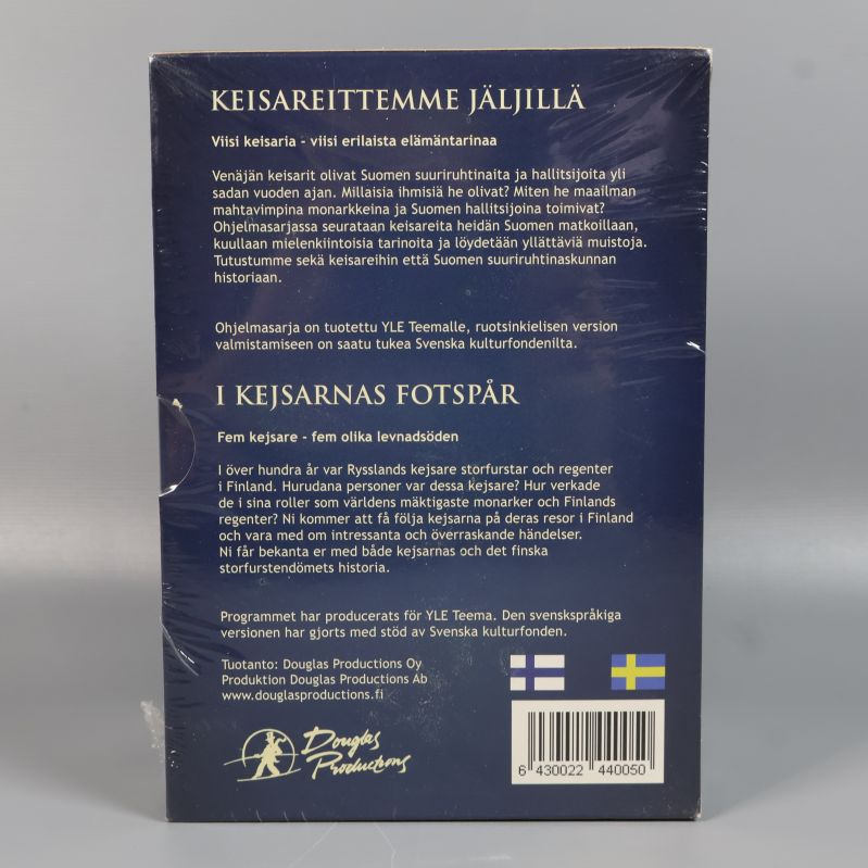 Baksidan av boxen Keisareittemme jäljillä med text och flaggor