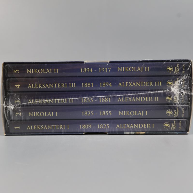 Boxens sida visar fem DVD-fodral uppmärkta med kejsarnamn och årtal