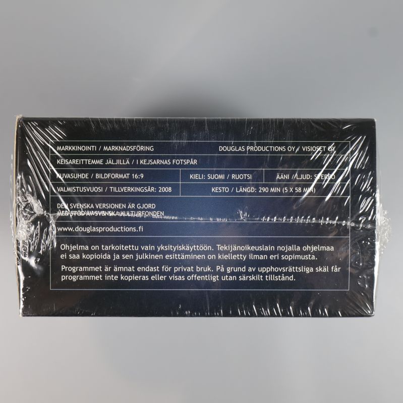 Undersidan av plastad box med detaljer om produkten och produktionsbolag