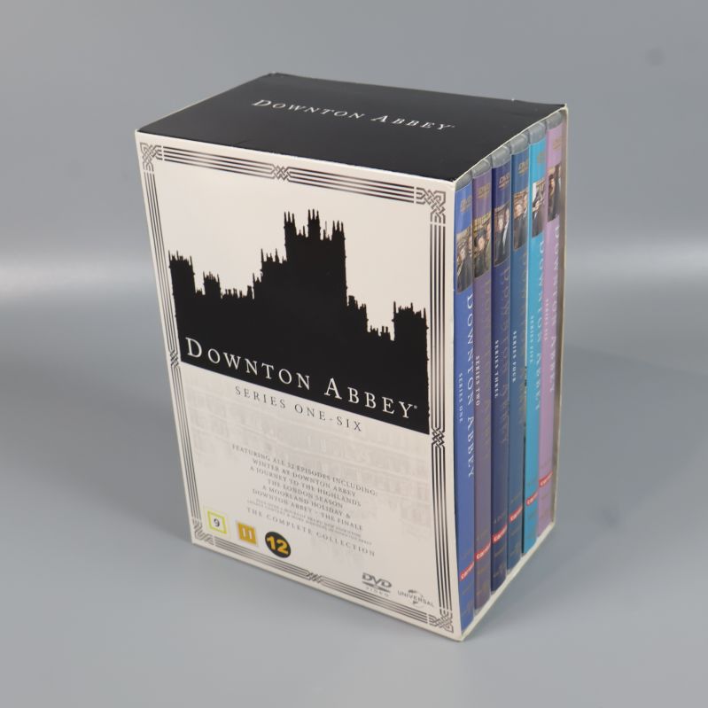 Förpackning med Downton Abbey DVD-box säsong 1-6 synlig från sidan