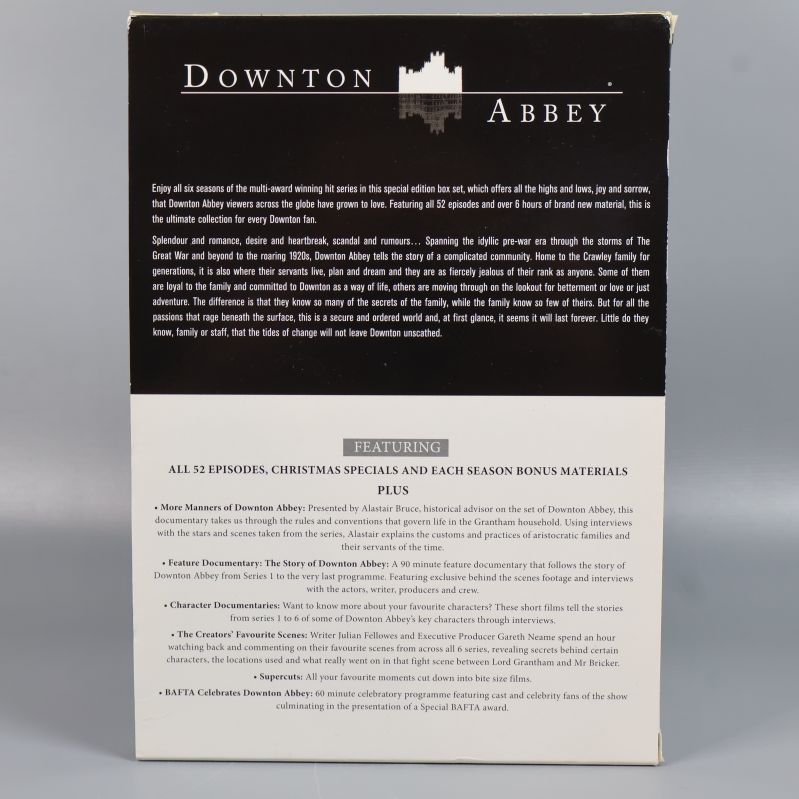 Baksida av Downton Abbey box med text och bonusmaterial