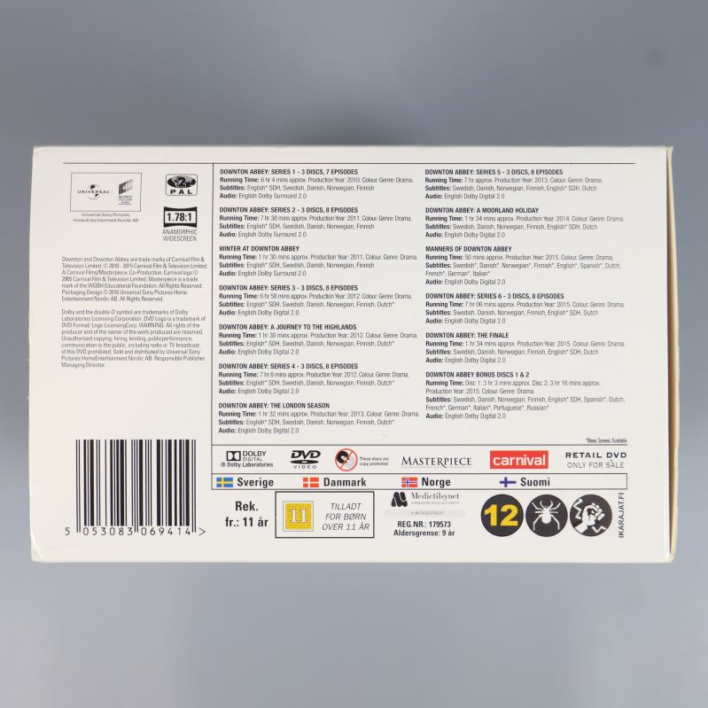 Undersida av Downton Abbey box med teknisk information och åldersmärkning