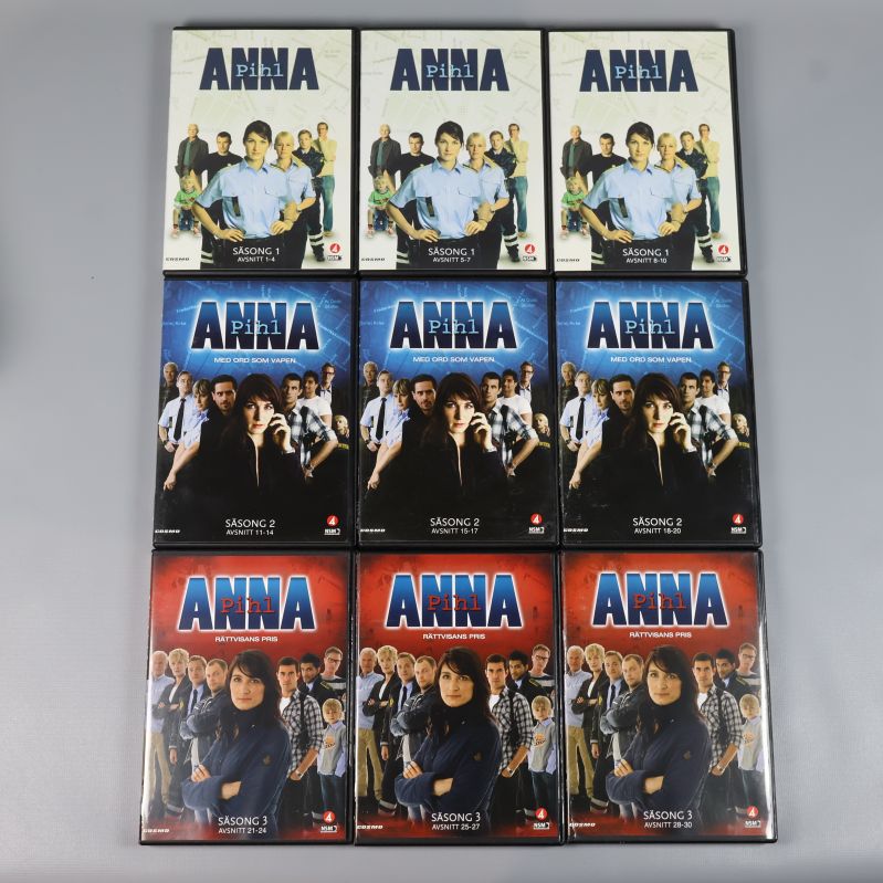 Åtta dvd-fodral för Anna Pihl utspridda i rutmönster
