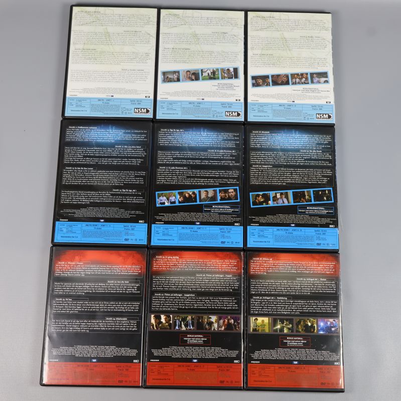 Baksidor av åtta Anna Pihl dvd-fodral med text och bilder