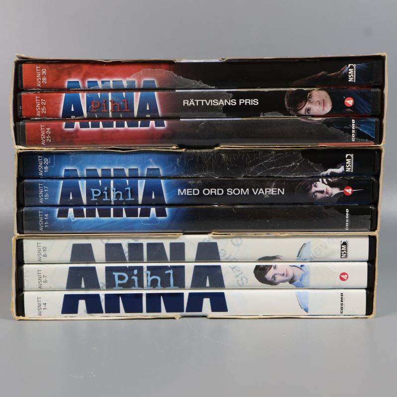Närbild på ryggar till Anna Pihl dvd-boxar i olika färger