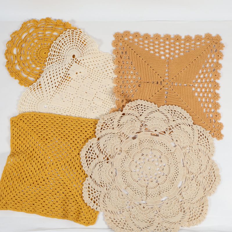 Virkade dukar i gult, beige och brunt utspridda