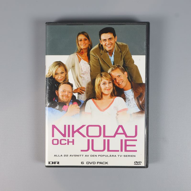 Framsidan av DVD-boxen Nikolaj och Julie med rollfigurer