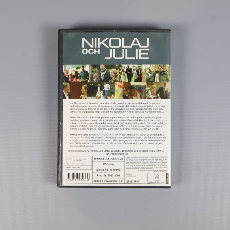 Baksidan av DVD-boxen Nikolaj och Julie med bilder och beskrivning