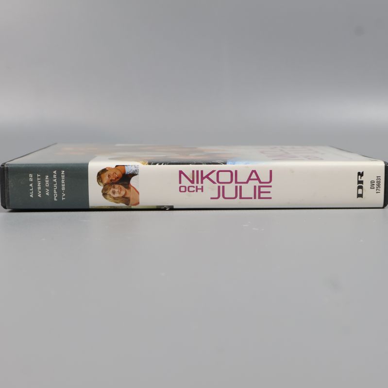 Ryggen på DVD-boxen Nikolaj och Julie med titel och bild