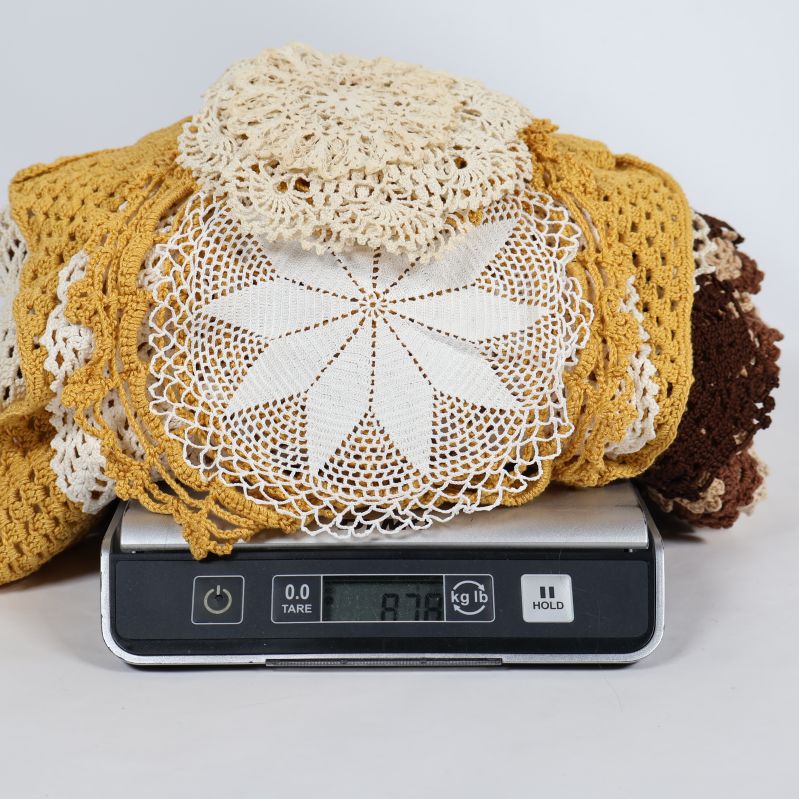 Virkad dukmix placerad på en våg som visar vikten