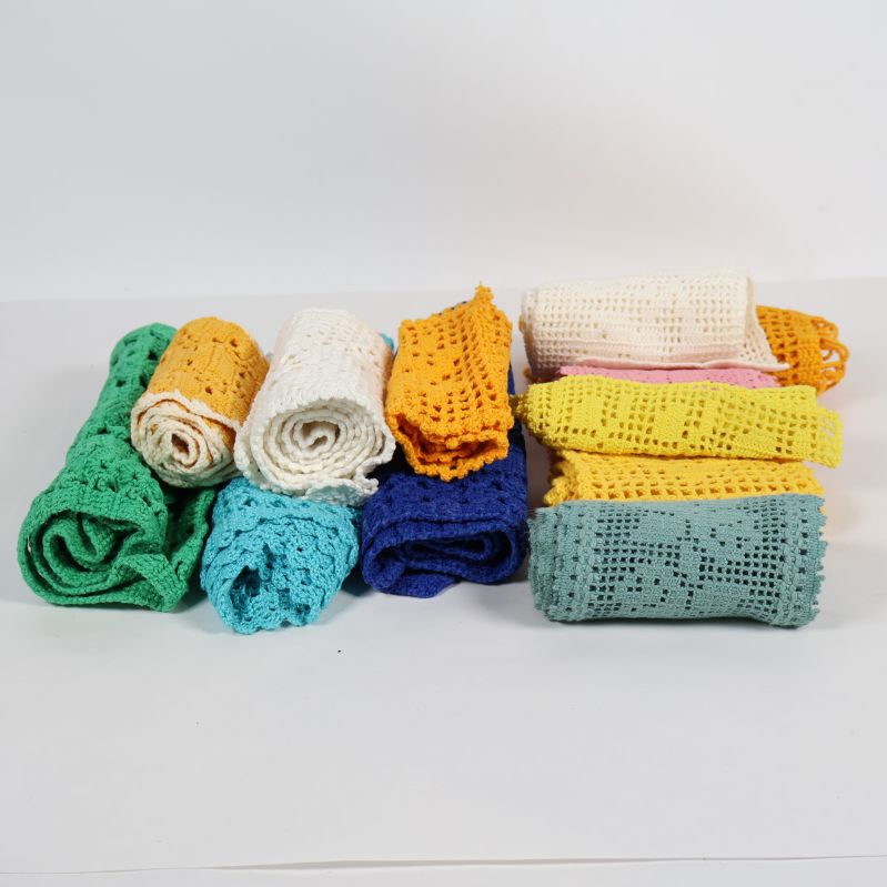 Flera rullade virkade spetsar i olika färger