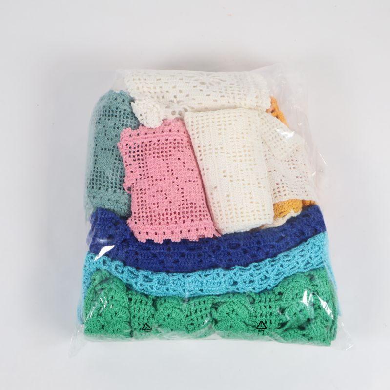 Virkade spetsar förpackade i en plastpåse