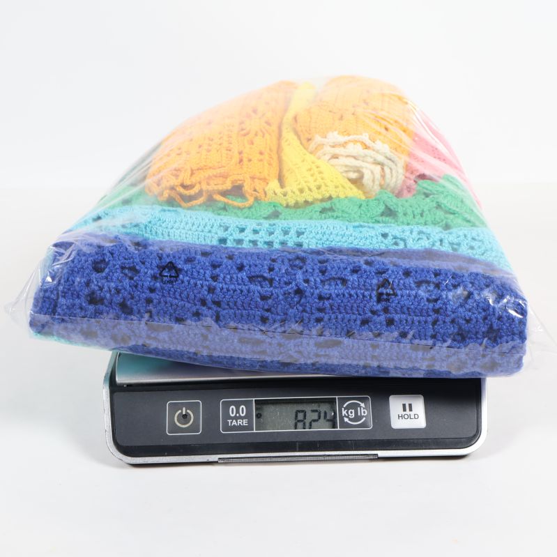 Förpackad spetsmix som vägs på digital våg