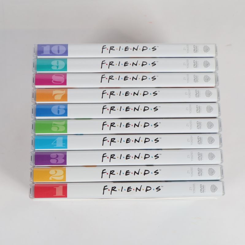 Tio Friends DVD-fodral prydligt placerade i rad