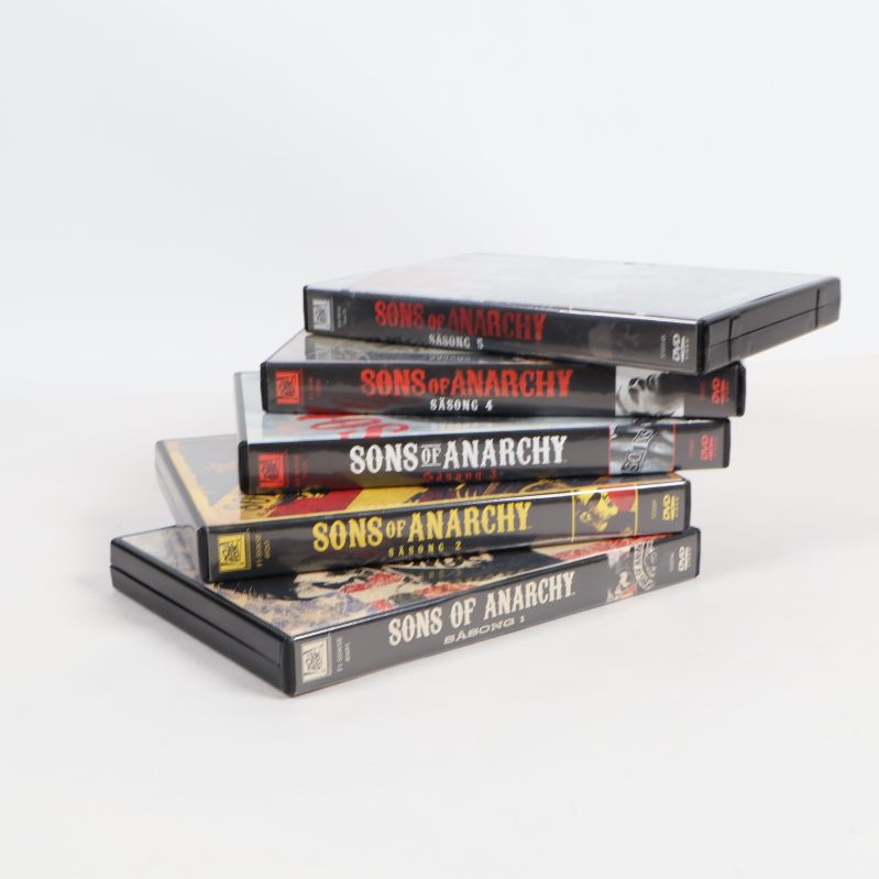 Fem separata Sons of Anarchy DVD-fodral staplade på varandra