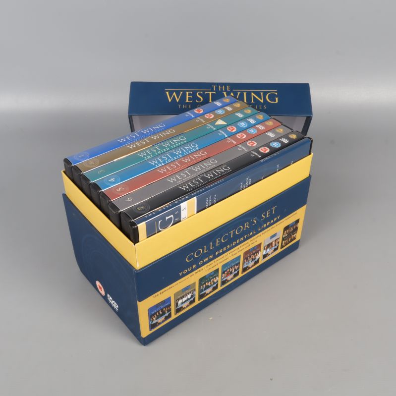 The West Wing DVD-box öppnad med färgade fodral synliga