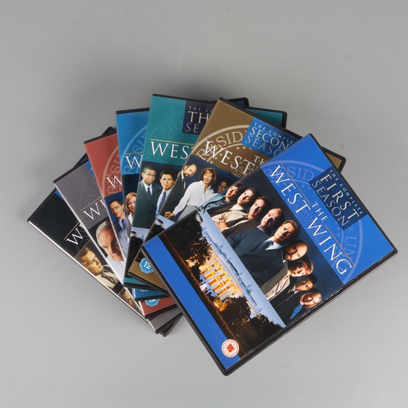 Alla DVD-fodral till The West Wing utspridda i solfjäderform
