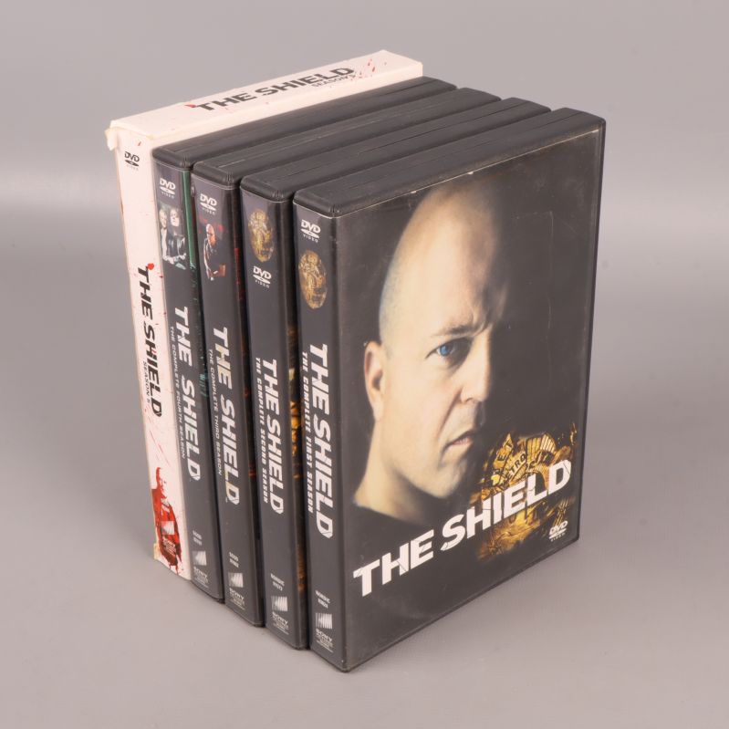 Fem DVD-fodral av The Shield samlade i en box