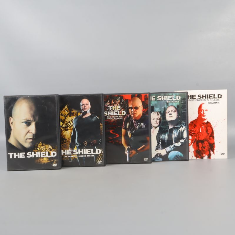 Framsidor på fem DVD-fodral av The Shield