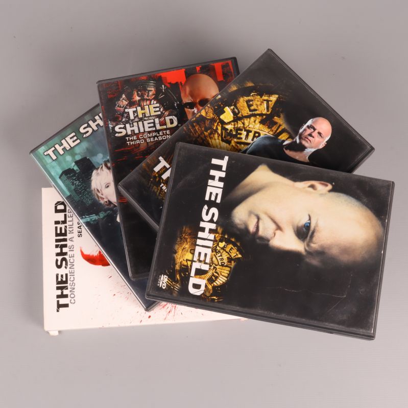 Fem olika fodral i solfjäderform på grå bakgrund