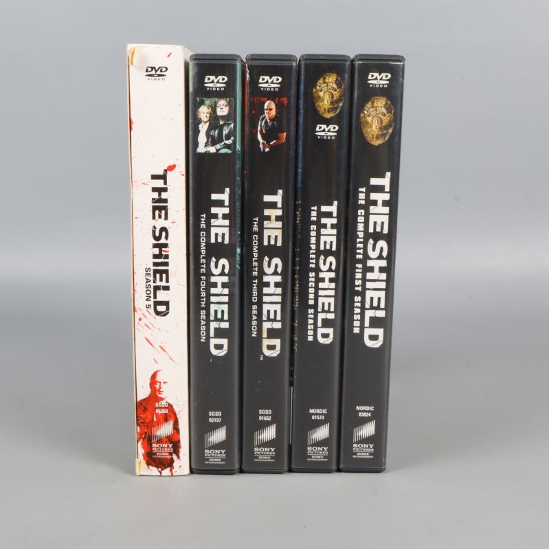 Rader med DVD-fodral med olika färgtäthet och tryck