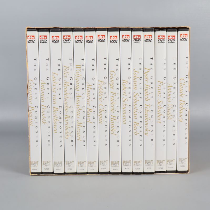 Alla 14 DVD-fodral på rad i boxen, ryggarna synliga