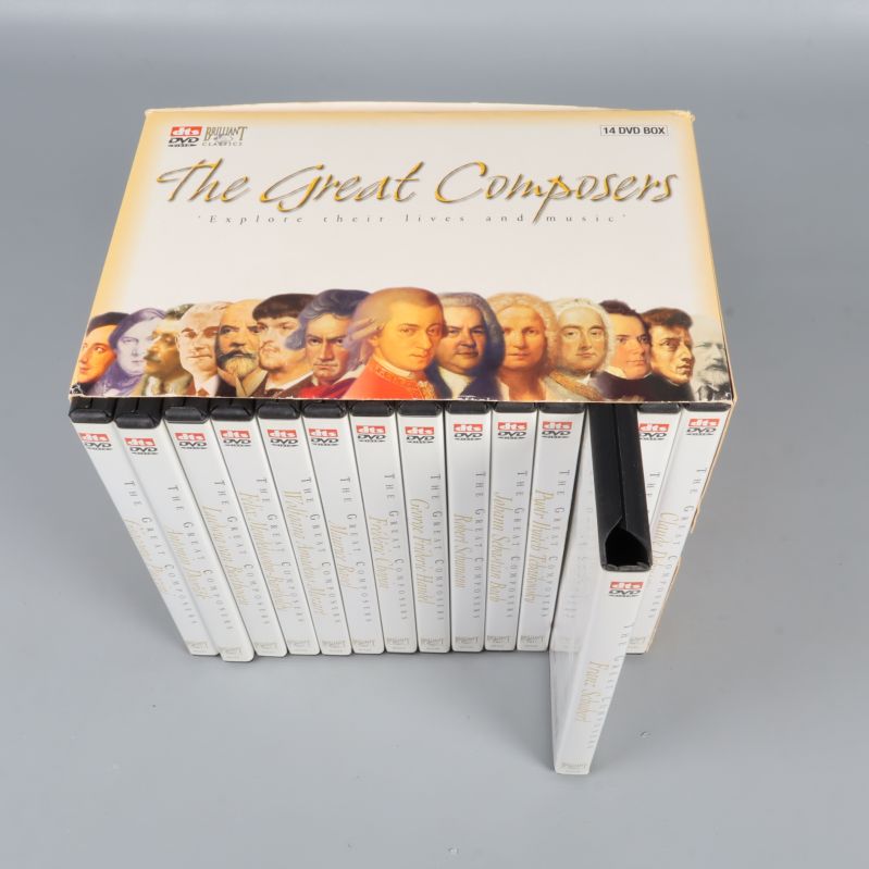 Öppen DVD-box med 14 filmer, ett fodral utdraget