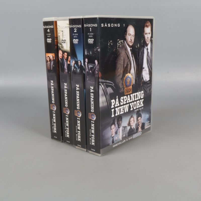 Fyra dvd-fodral av På spaning i New York säsong 1 till 4 uppradade