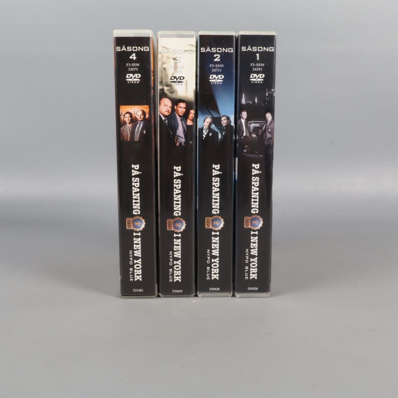 Spines av fyra dvd-fodral från På spaning i New York