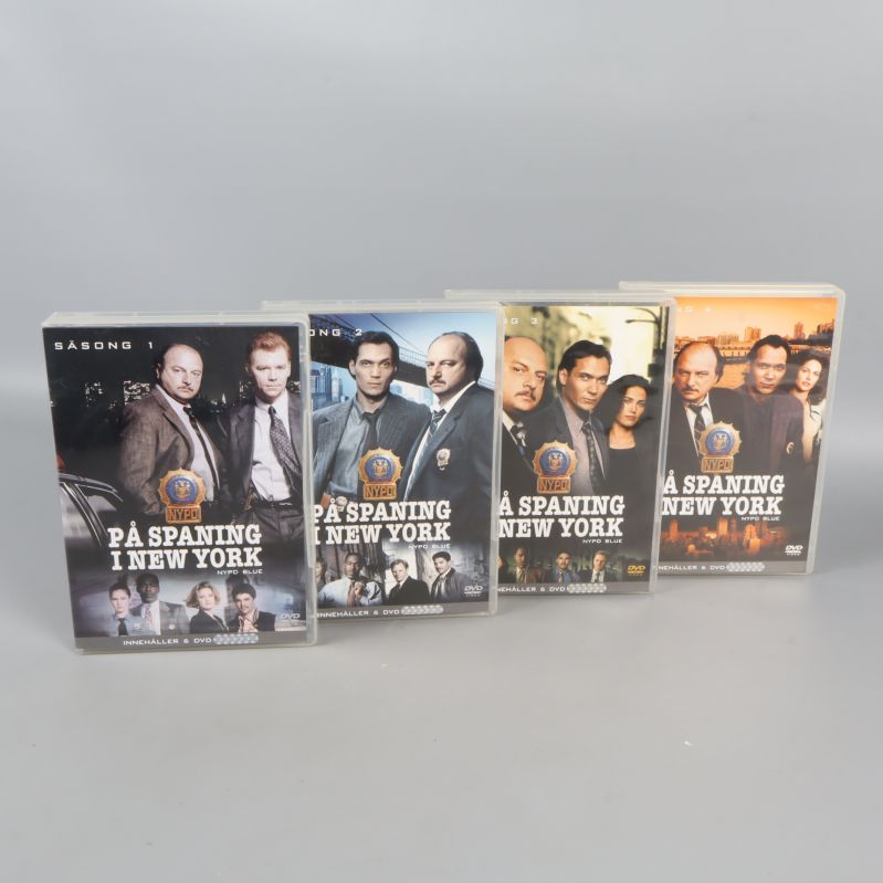 Fyra dvd-fodral till tv-serien På spaning i New York ordnade på rad