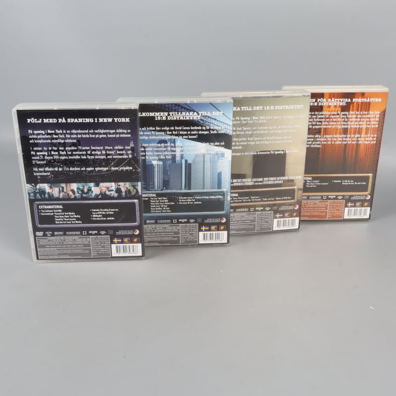 Baksidor av fyra dvd-fodral till På spaning i New York