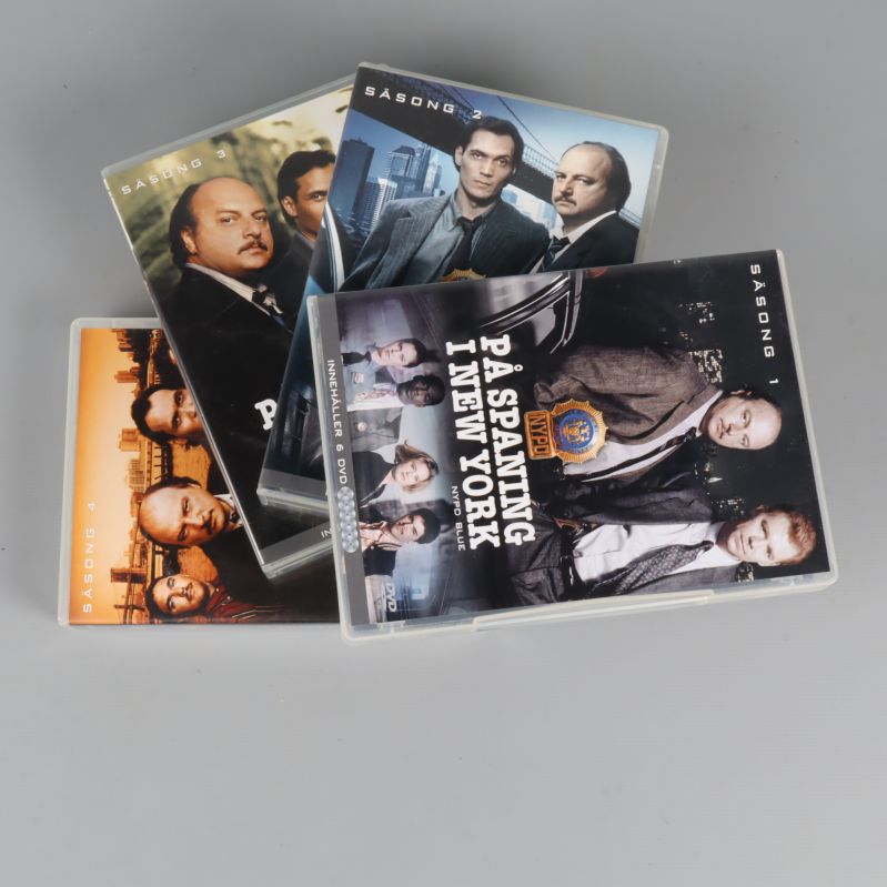 Fyra dvd-fodral av tv-serie utspridda på varandra