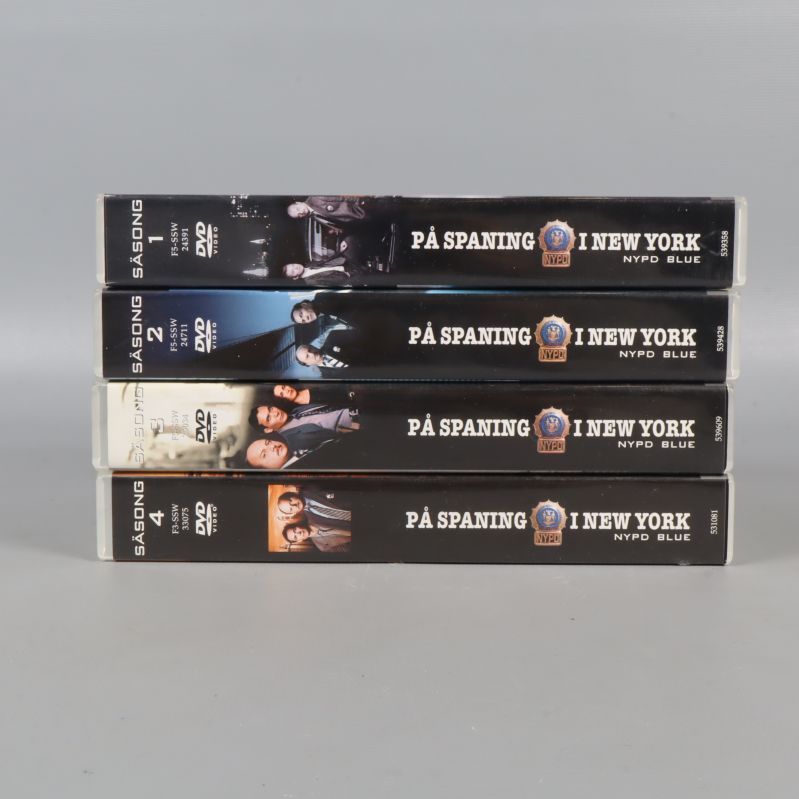 Fyra dvd-fodral staplade så ryggarna syns tydligt