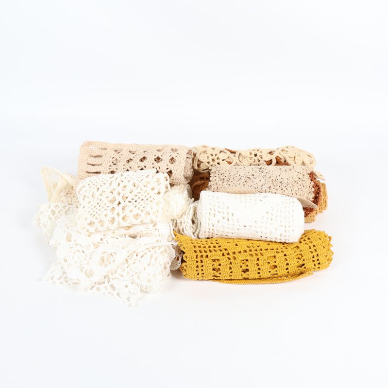 Rullade virkade dukar i olika färger och mönster