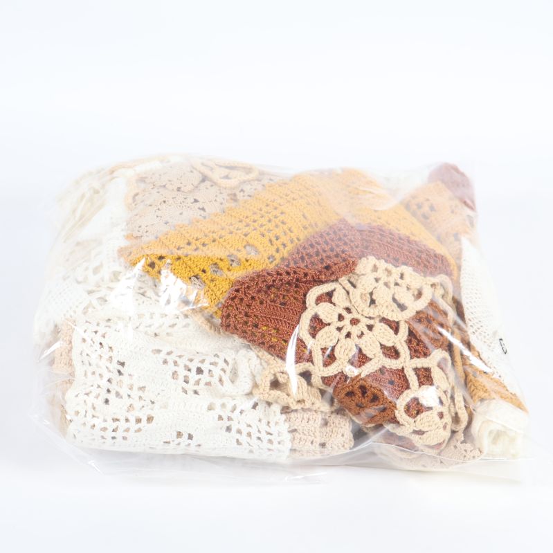 Virkade dukar förpackade i genomskinlig plastpåse