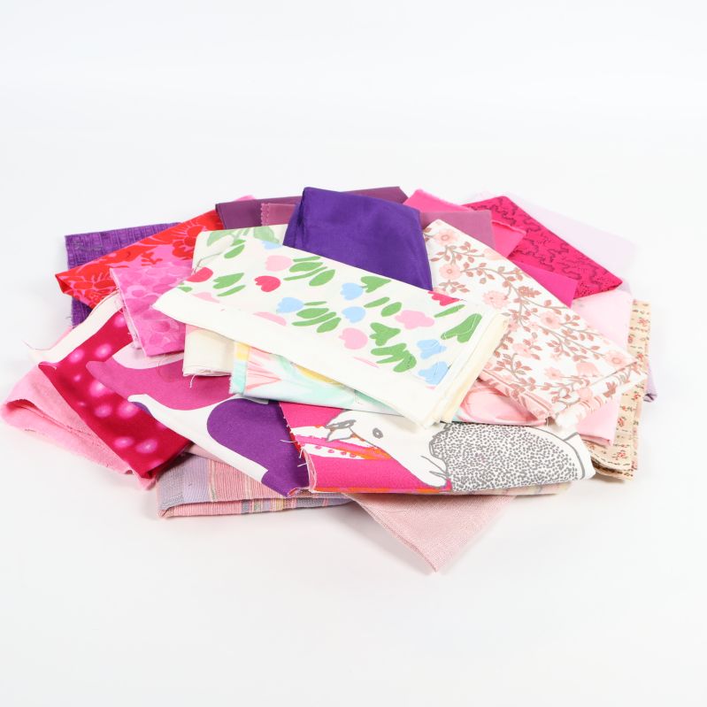 Bunt av färgglada tygbitar i olika mönster och nyanser