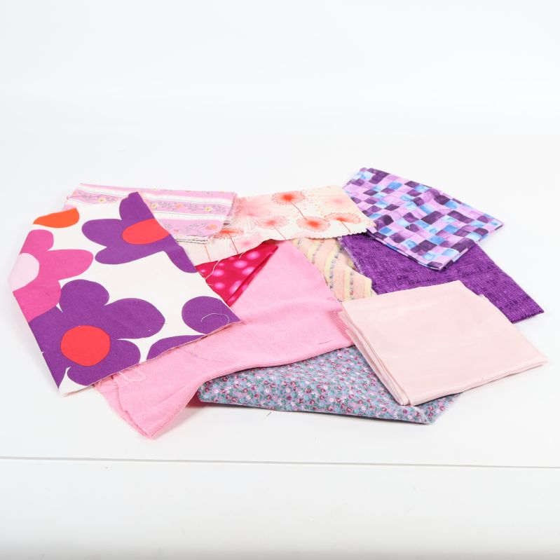 Tygbitar med blommönster, ränder och enfärgade toner