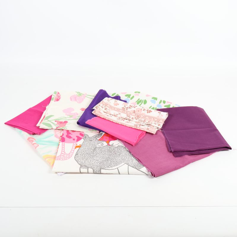 Flera tygbitar med både pastell och starka färger