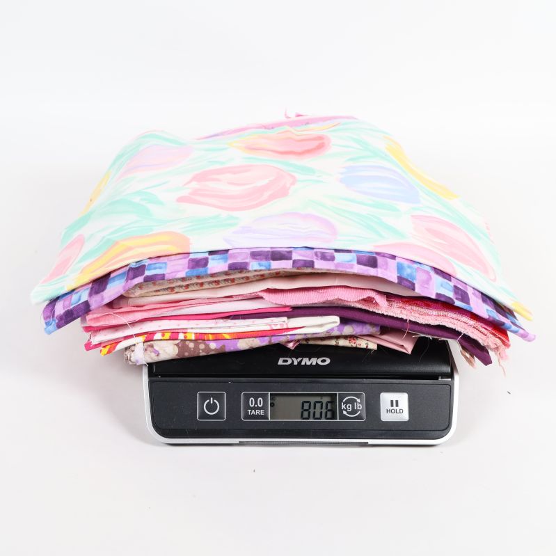 Tygbuntar vägs till 803 gram på våg