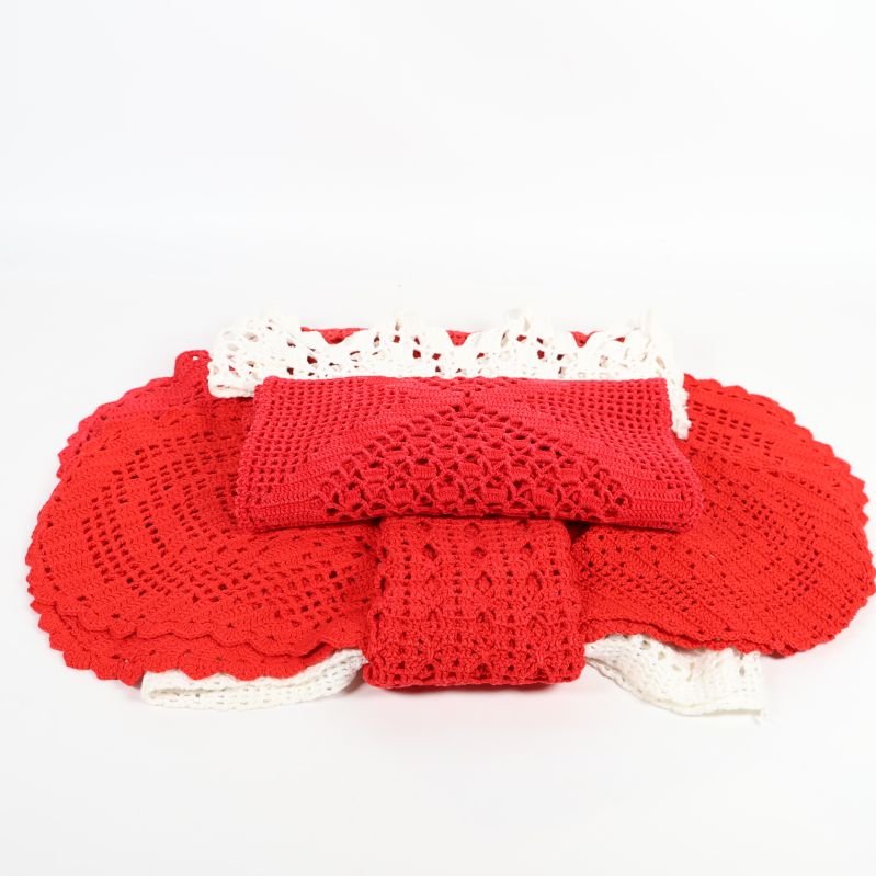 Uppfällda virkade dukar i rött och vitt